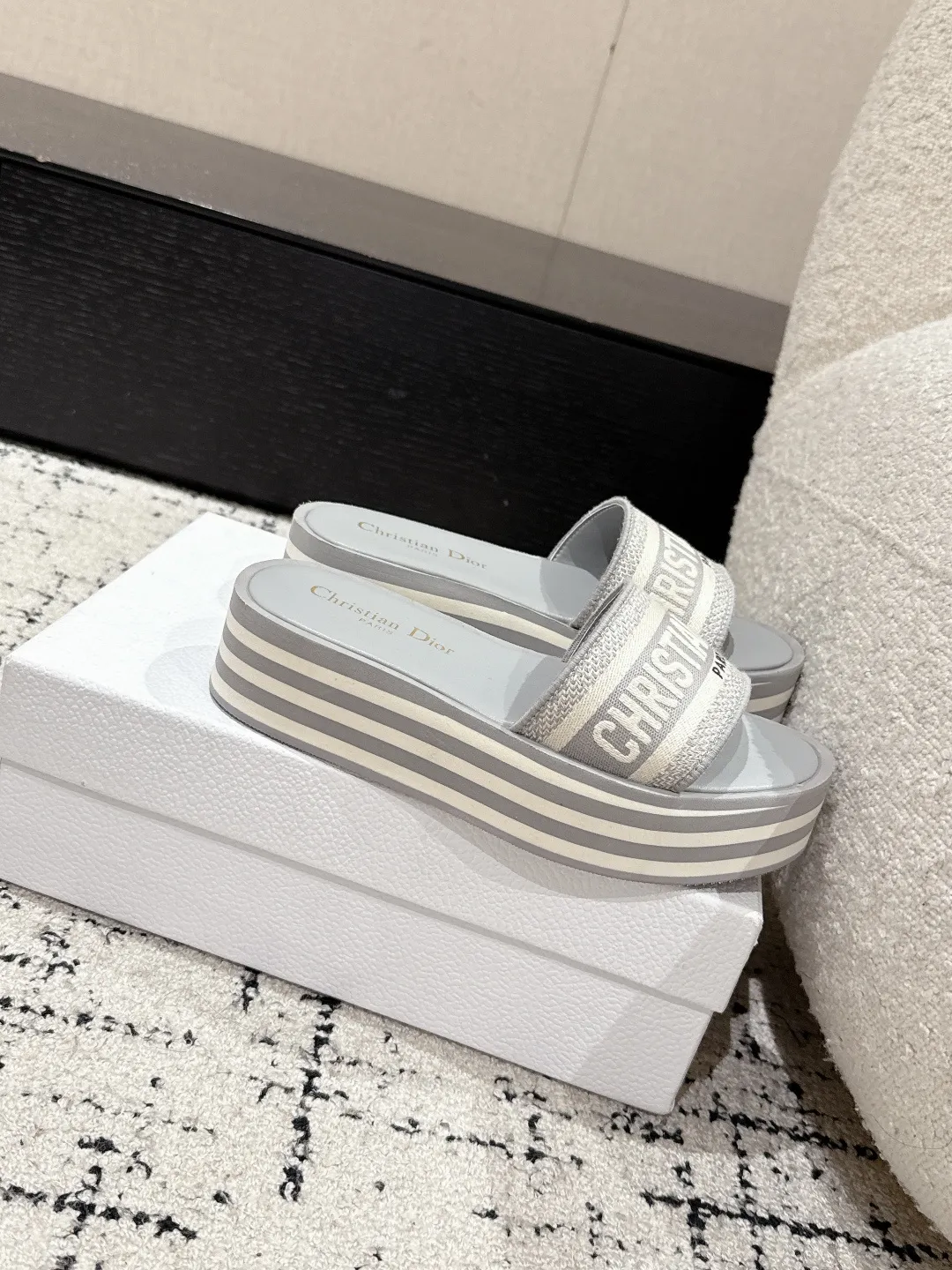 👟👟Ex-factory price 440👟👟 DIOR Dway fabric embroidered logo open toe 7cm thick sole one-word strap slippers CD letter logo three-dimensional embroidery thick bottom round toe open toe slippers The original development of the top version on the market, soft and delicate foot feel, extremely comfortable.  ✔️Upper: imported electro-embroidered cotton technical fabric ✔️Inner lining: water-dyed cowhide foot pad lining ✔️Outsole: original combination outsole ✔️Sole thickness: 7cm ✔️Size: #35-41 (40.41. Customized, non-refundable and non-exchangeable)